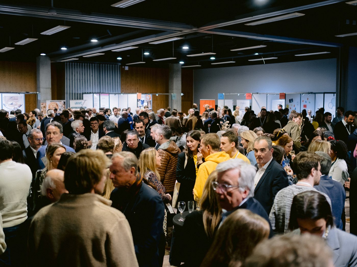 Cocktail dînatoire dans une grande salle