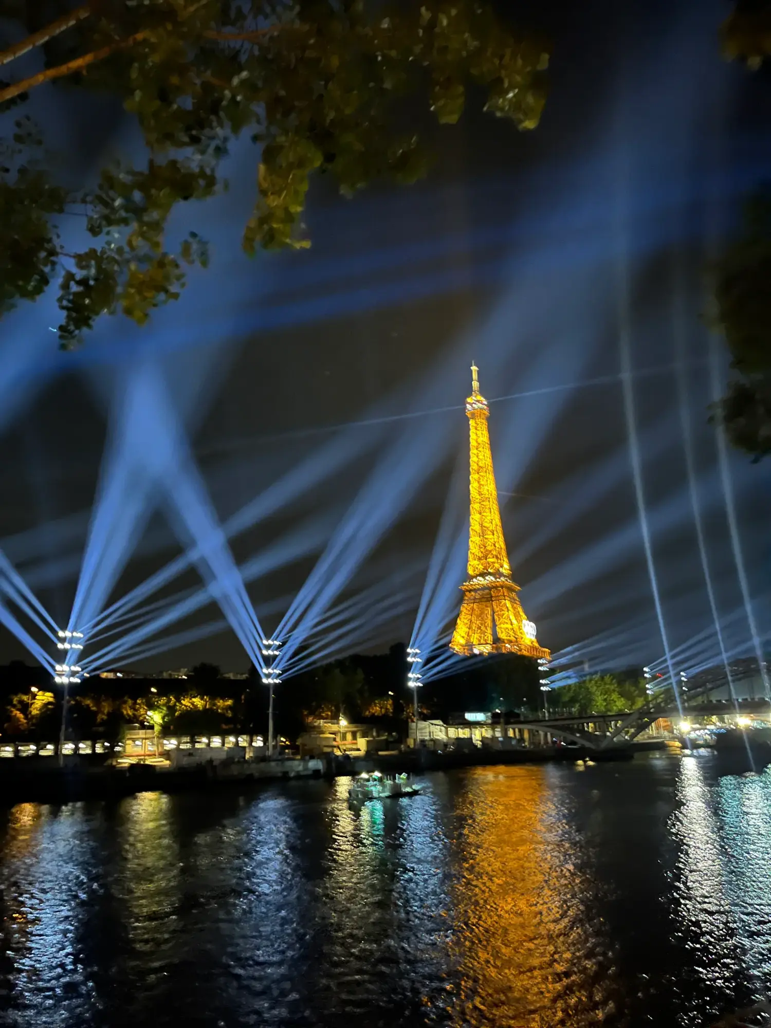 La tour Eiffel illuminée pendant la cérémonie d'ouverture de Paris 2024