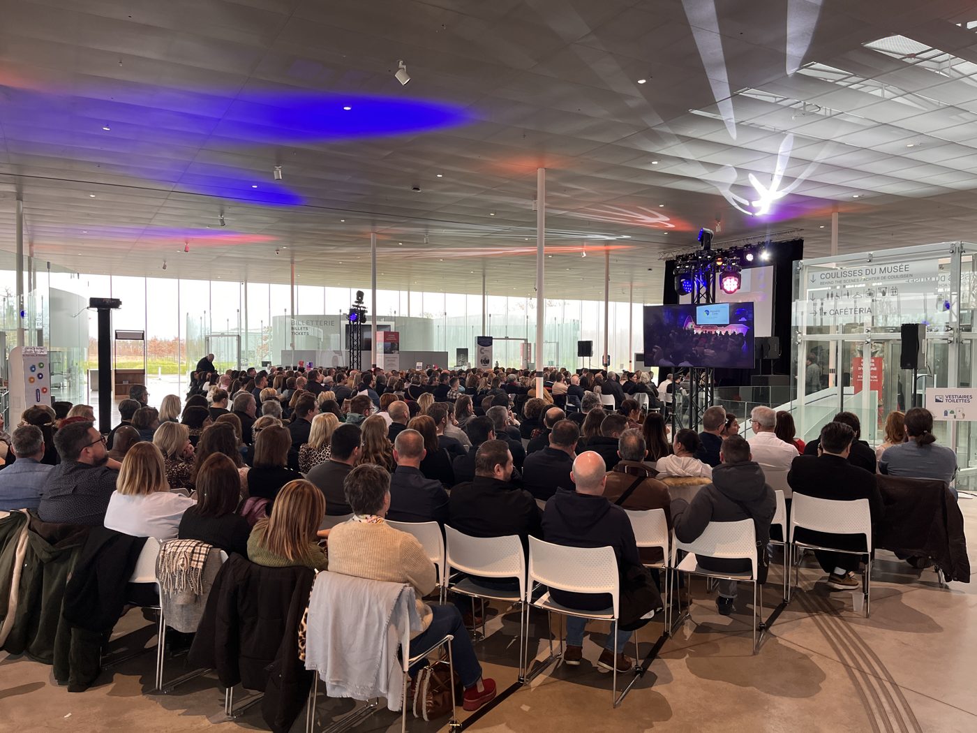 Plénière dans le hall vitré du Louvre-Lens
