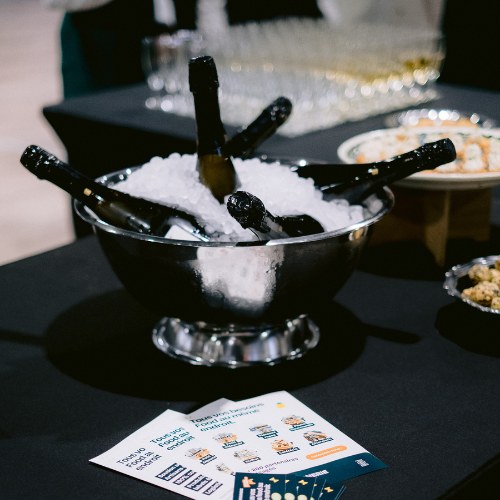 Champagne au frais sur un buffet