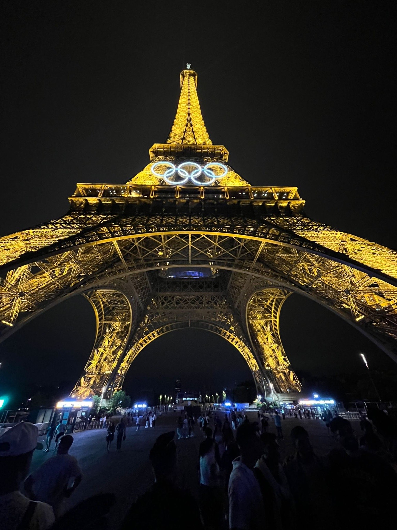 La tour Eiffel et les anneaux olympiques, Paris 2024