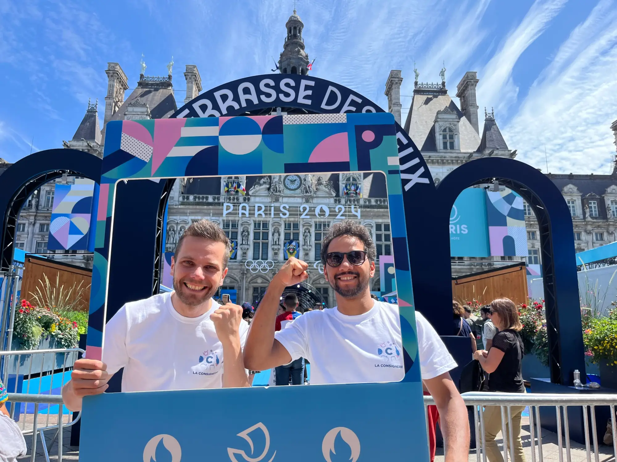 Deux membres de l'équipe devant l'Hôtel de Ville de Paris pendant Paris 2024