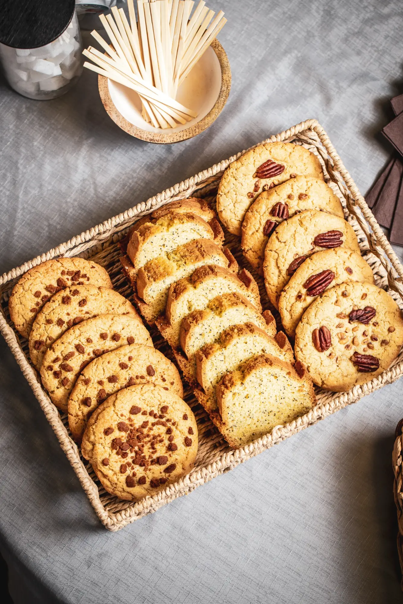 Corbeille de cookies et de cakes aux noix de pécan