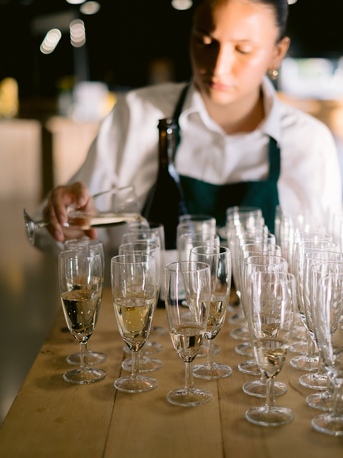 Serveur remplissant des flûtes de champagne