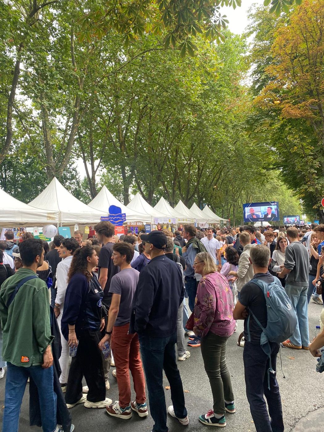 La foule sur les Champs-Élysées