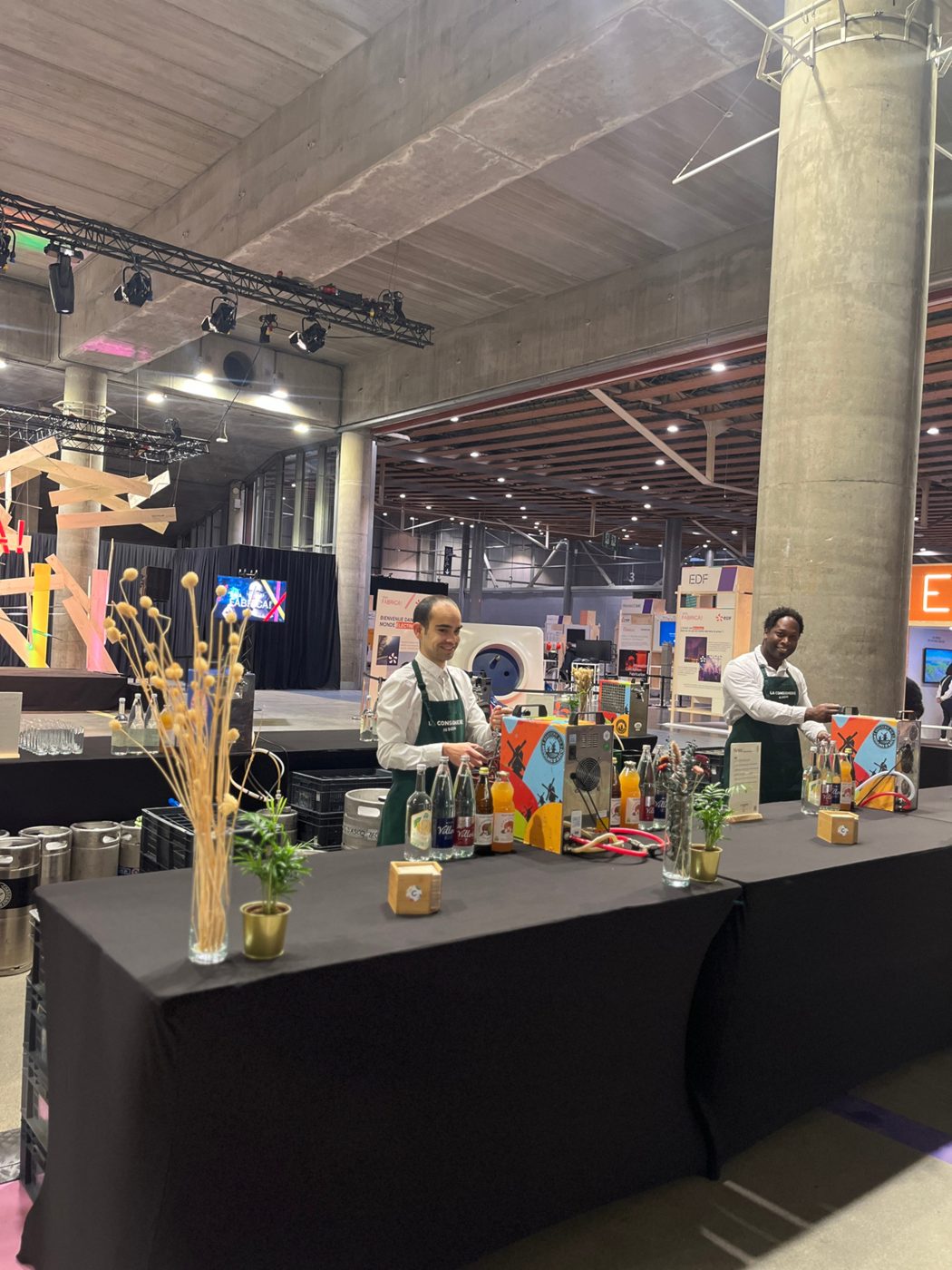 Bar et buffet dressés sous une halle