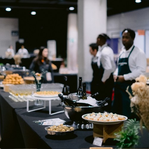 Équipe de service en tablier