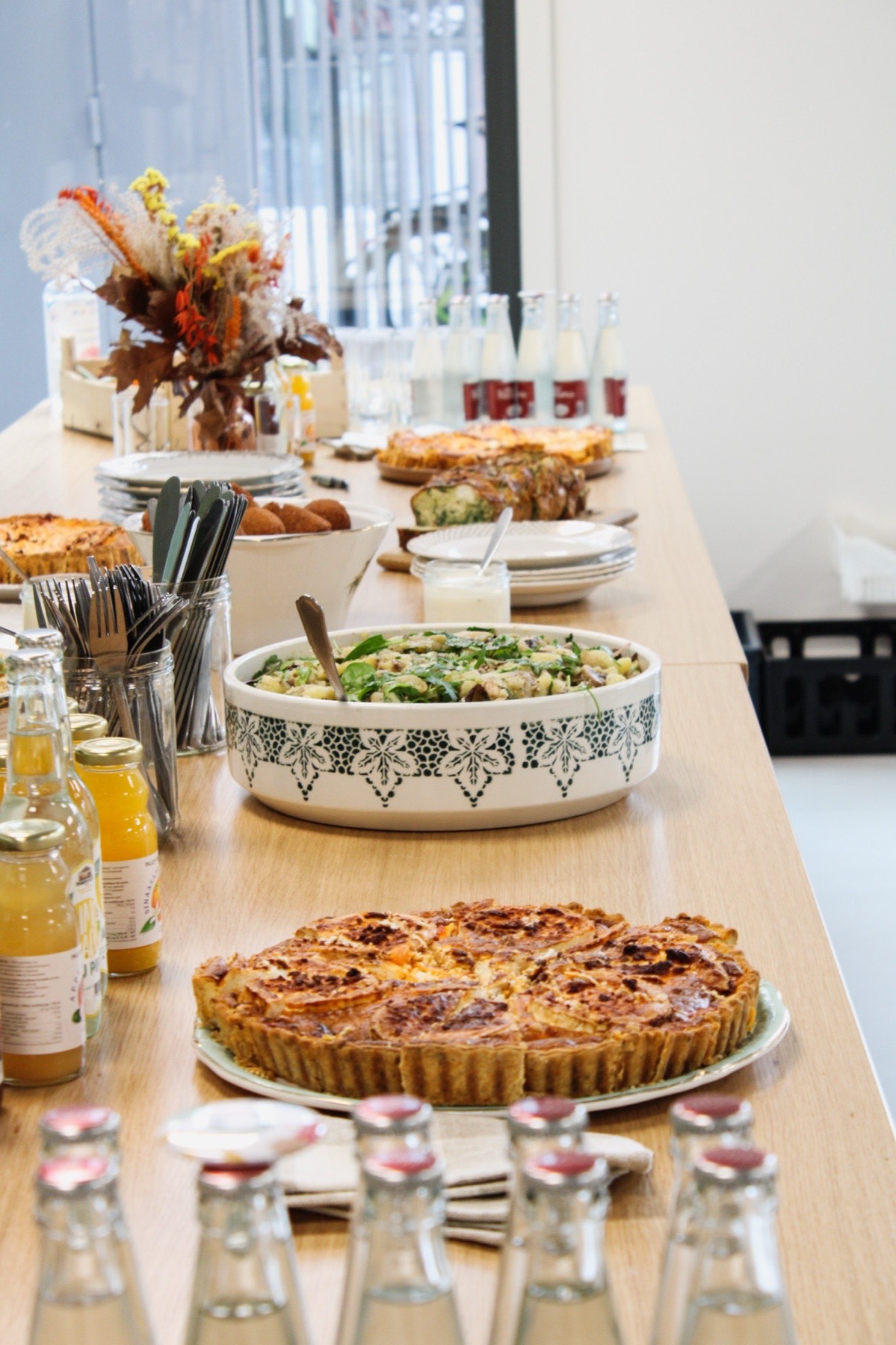 Déjeuner buffet dressé sur table
