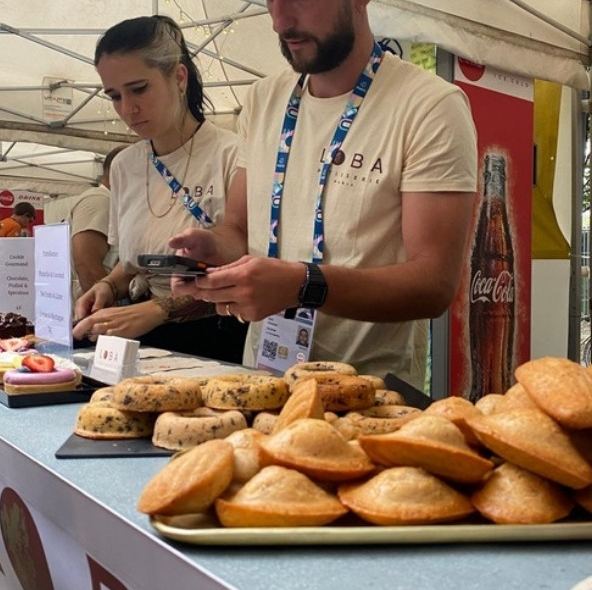 Madeleines sur le comptoir d'un stand partenaire