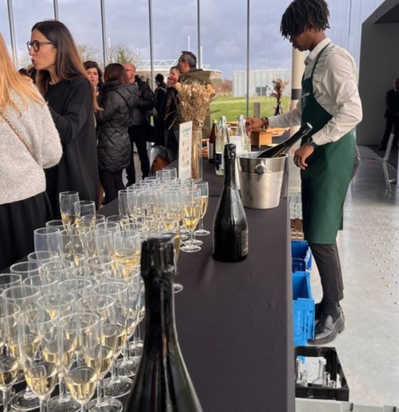 Serveur en tablier au bar à bulles dans le hall du Louvre-Lens