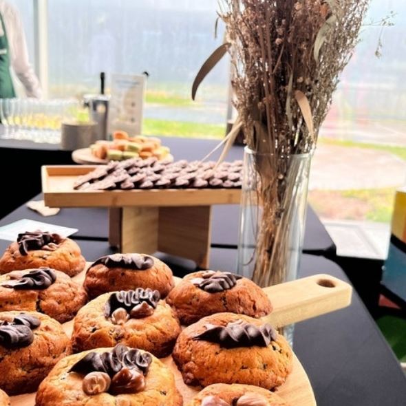 Cookies au chocolat dressés sur une planche pour le goûter des vœux