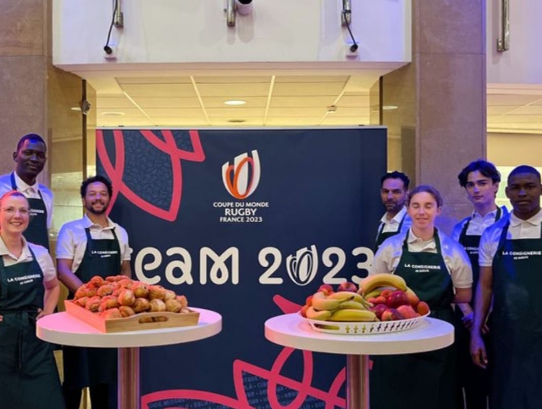L'équipe Brio devant le panneau de la Coupe du monde de rugby 2023