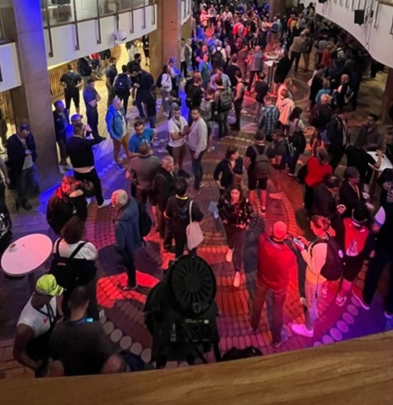 Bénévoles réunis dans le foyer du Nouveau Siècle